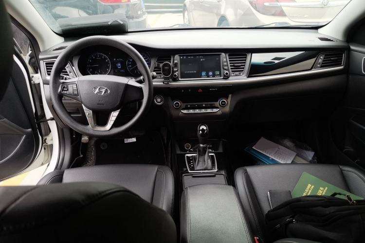 Used Hyundai Mistra 2019 1.8L Automatic Smart GLS China VI Standard Center Console