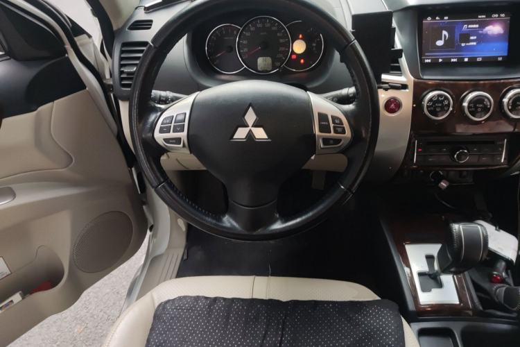 Used Mitsubishi Pajero Sport 2013 3.0L Automatic 4x4 Flagship Edition
