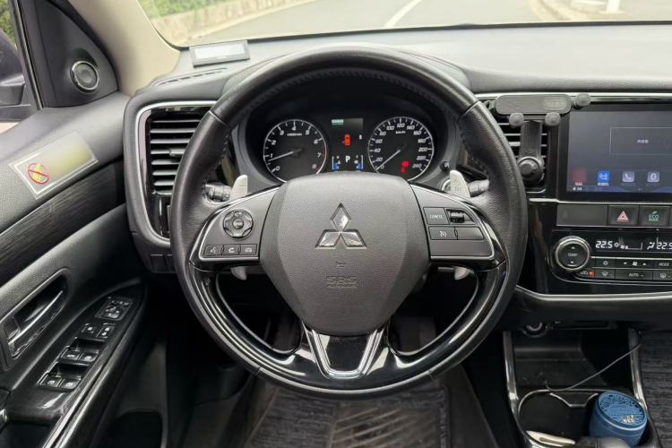 Used Mitsubishi Outlander 2016 2.4L 4x4 Luxury Edition 7-Seater
