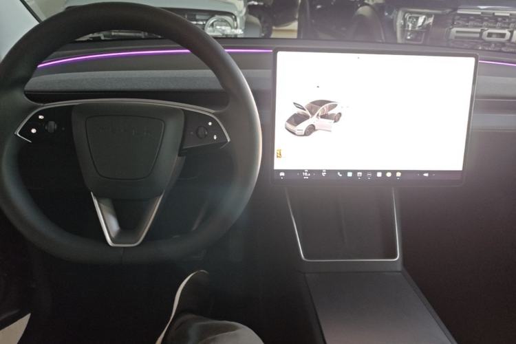 Used Tesla Model Y 2025 Rear-Wheel Drive First Edition Center Console