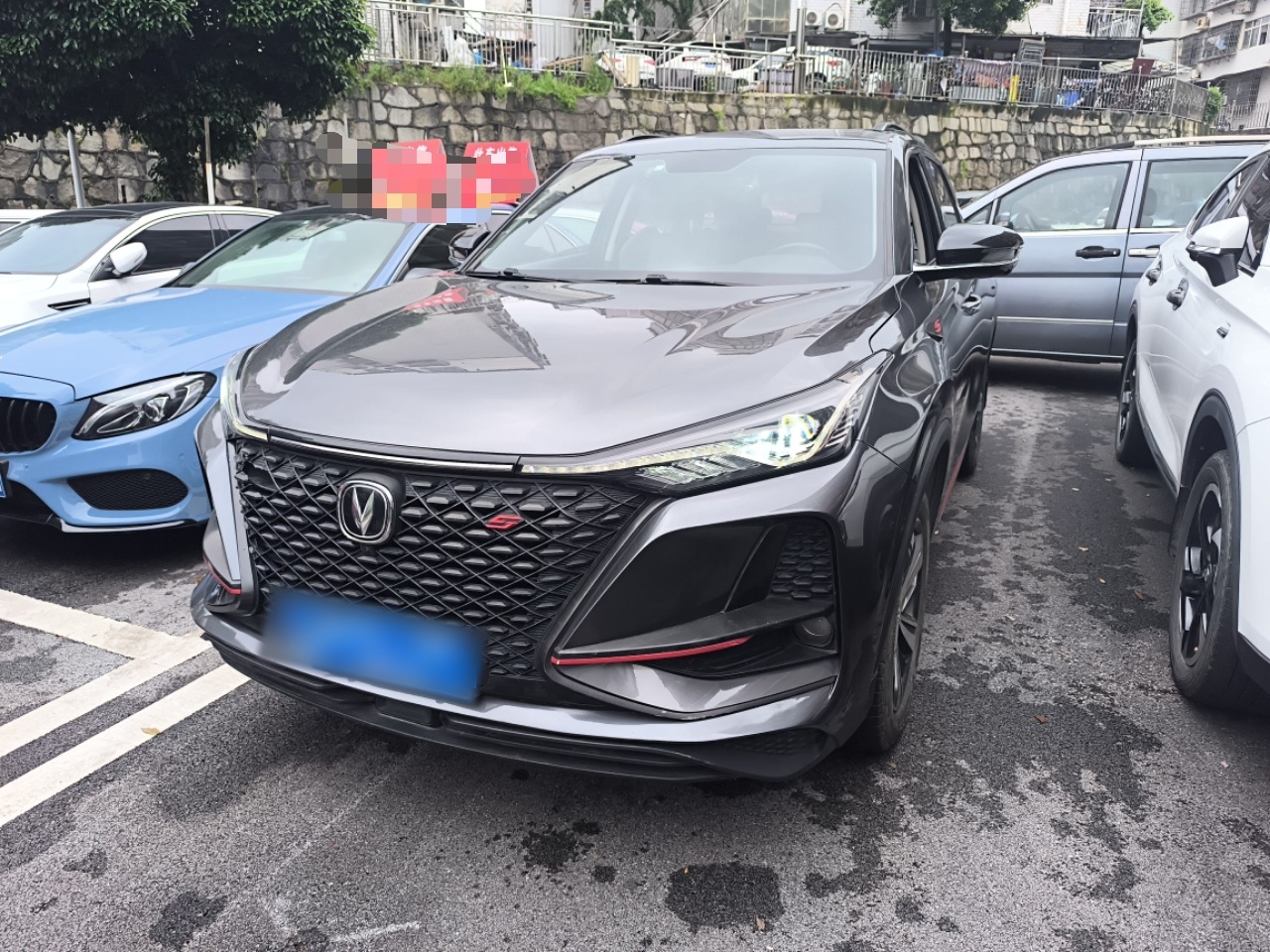 تحت مقدمة السيارة