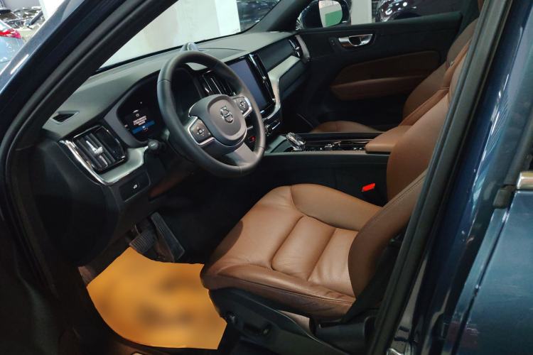 Used Volvo XC60 2023 B5 4x4 Smart Luxury Edition