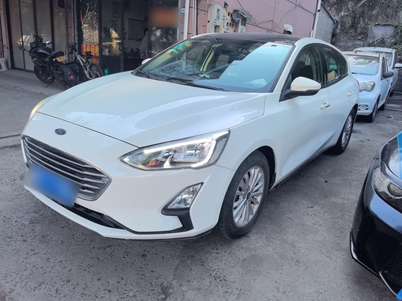 تحت مقدمة السيارة