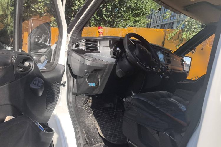 Used JMC Fushun 2025 2.0T 8AT Diesel Short-Wheelbase Mid-Height Commercial Van with 2/3 Seats
