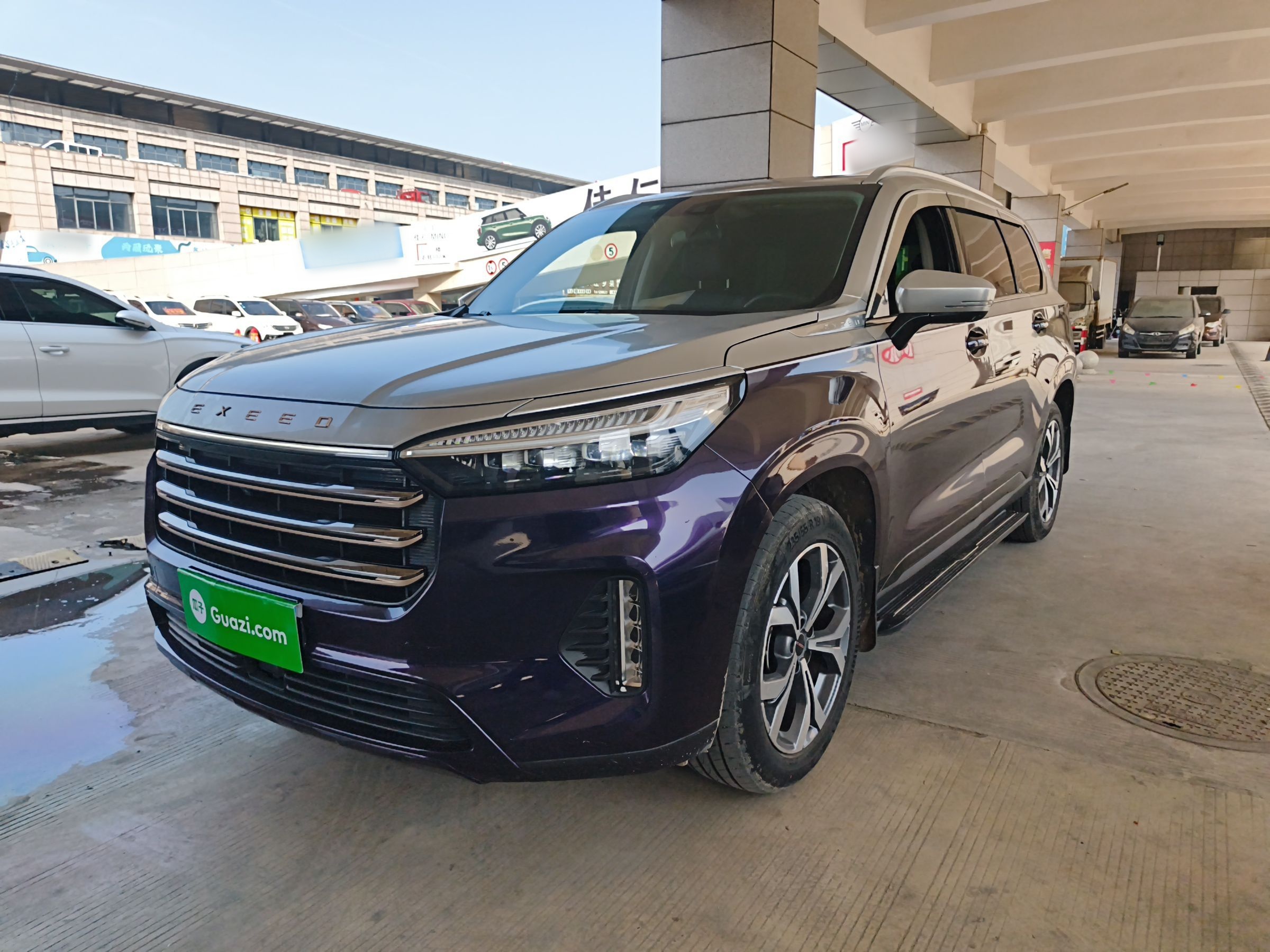 تحت مقدمة السيارة