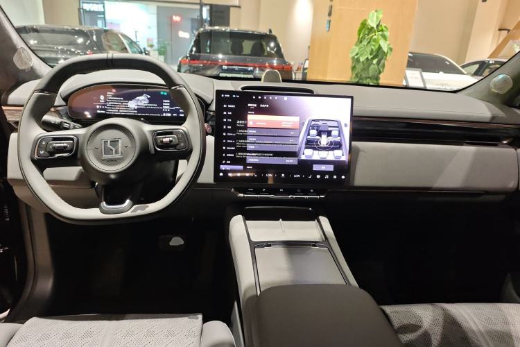 Used Zeekr 7X 2026 75kWh Rear-Drive MAX Edition Center Console