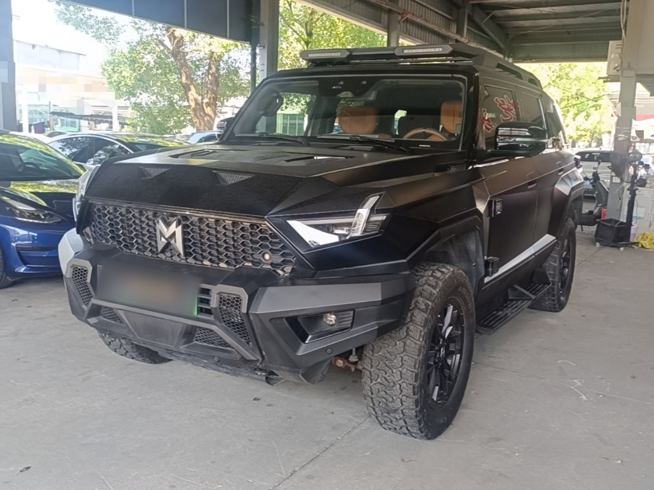 Под передней частью автомобиля