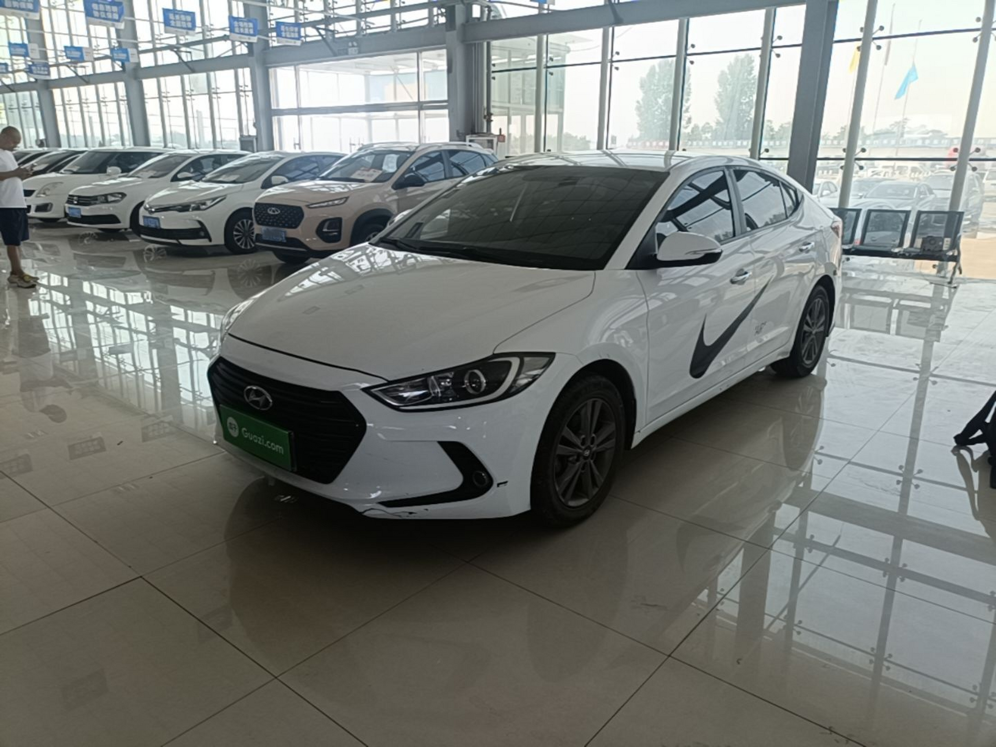 تحت مقدمة السيارة