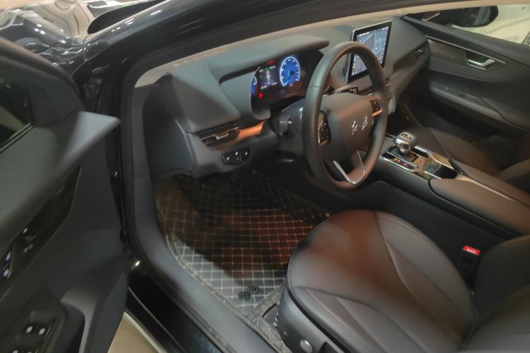 Used Hongqi E-QM5 2022 431 km Charge & Enjoy Edition
