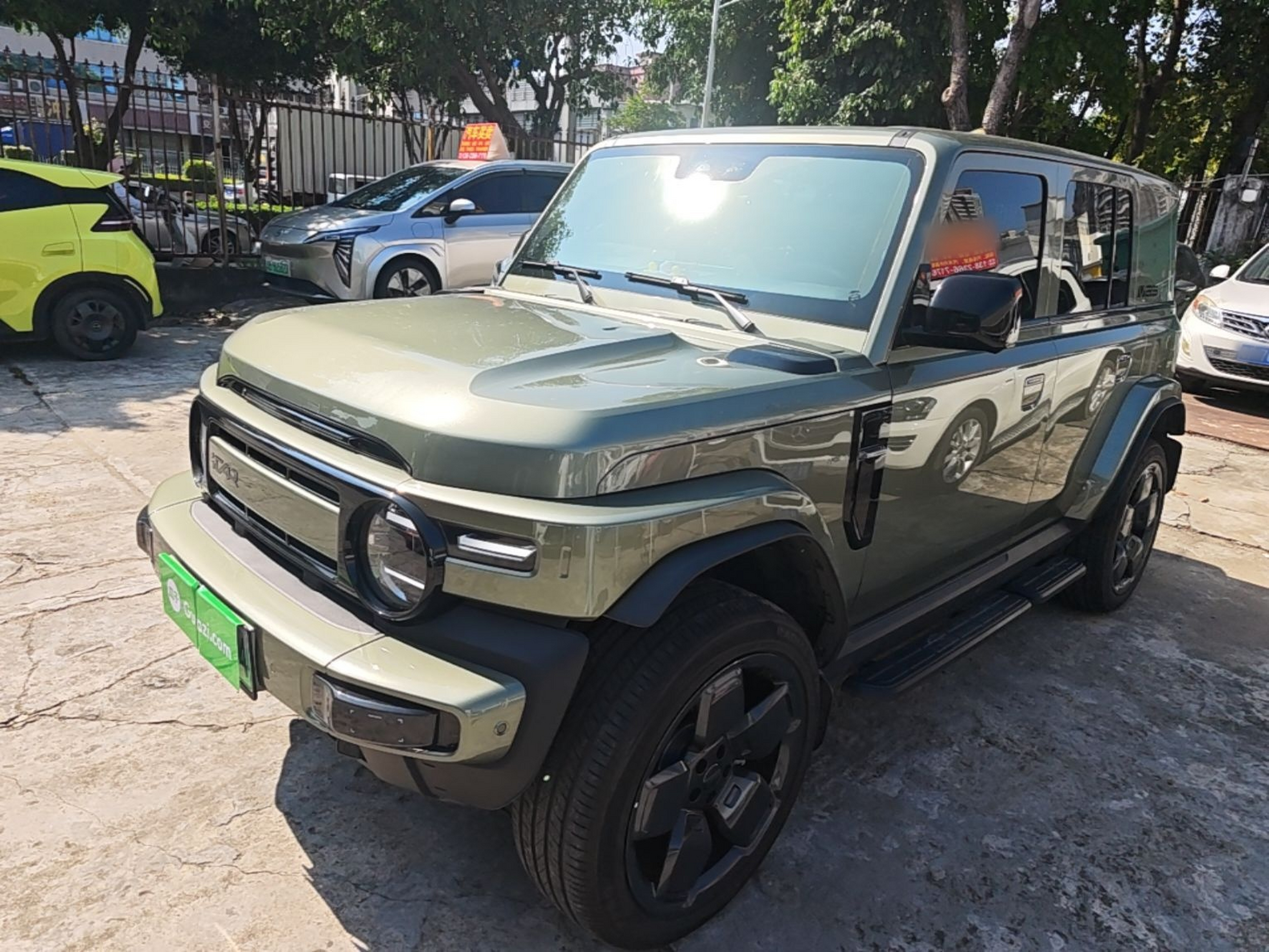 Под передней частью автомобиля