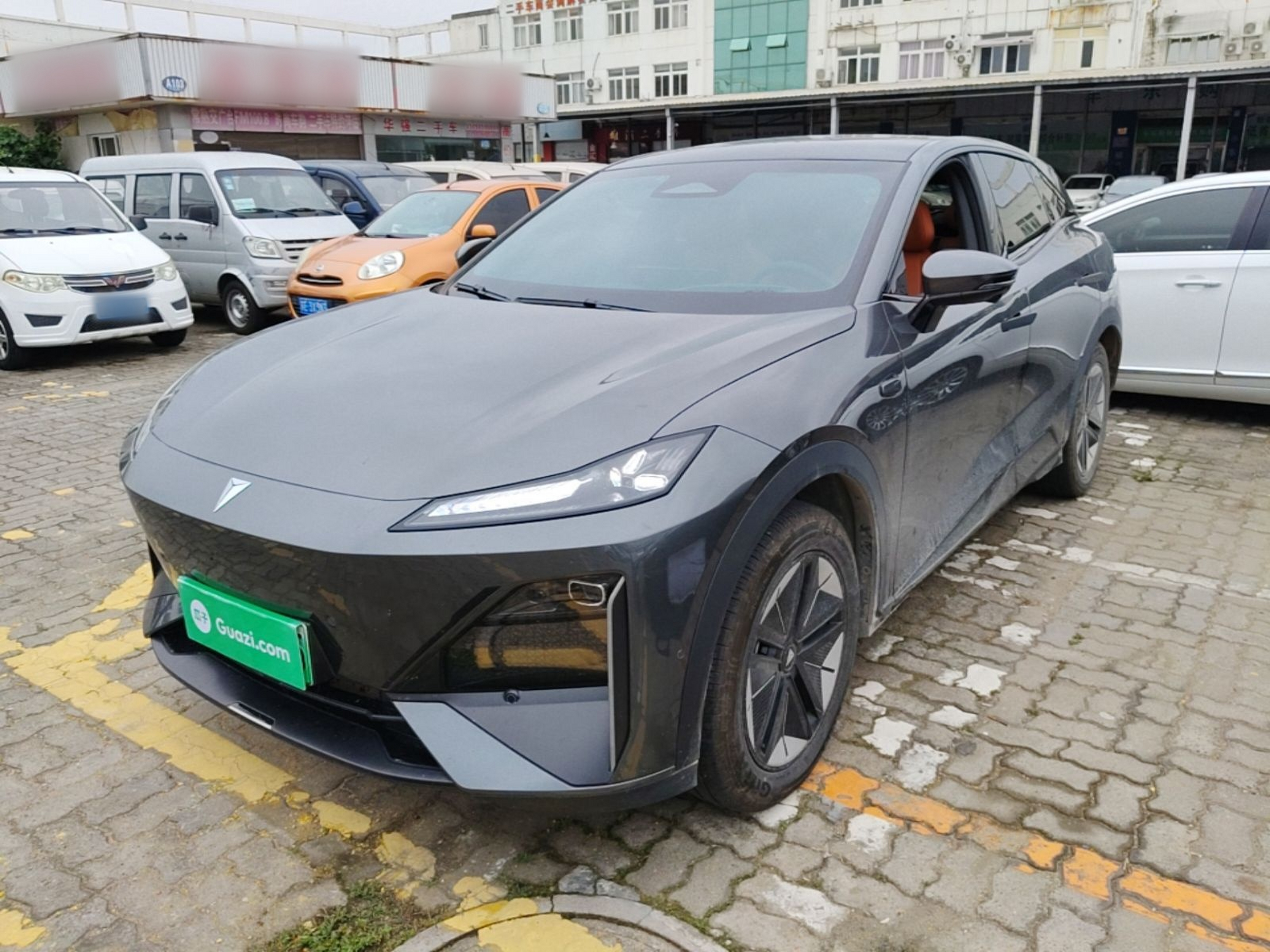 Unter der Vorderseite des Autos