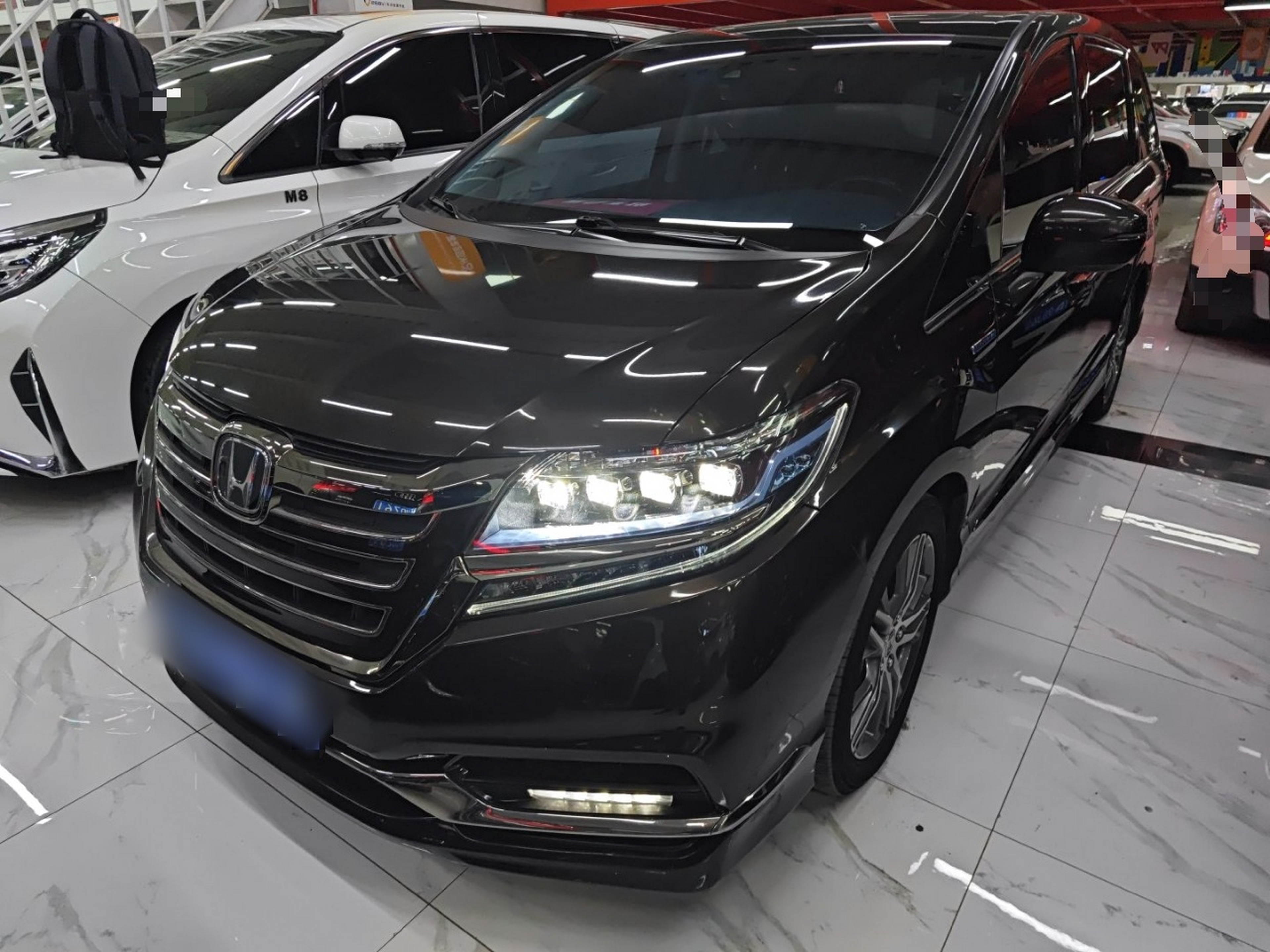 Под передней частью автомобиля