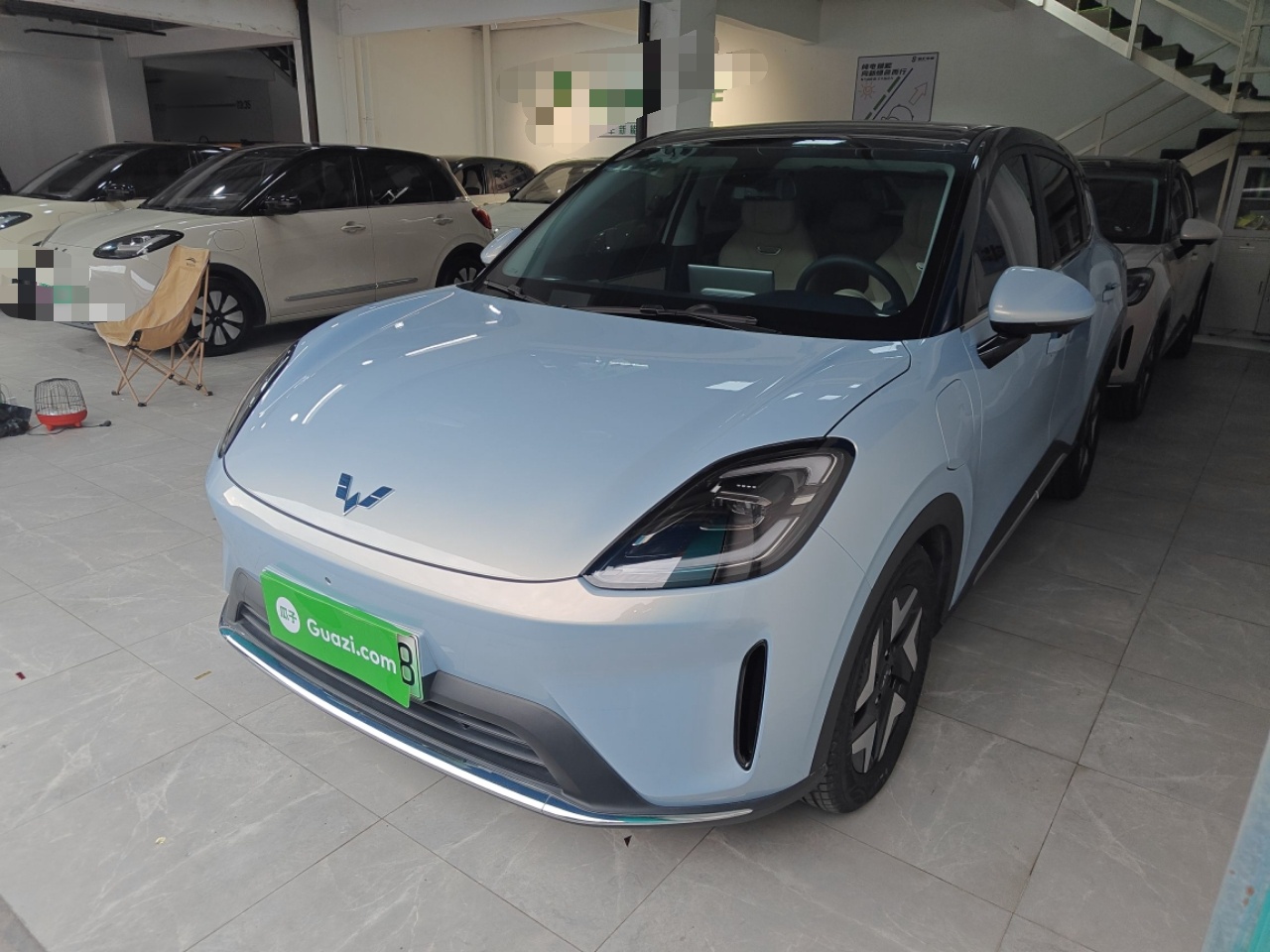 تحت مقدمة السيارة