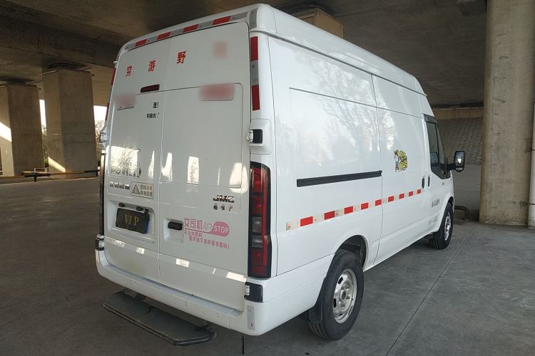 Used JMC Fushun 2023 2.0T Automatic Mid-Drive High-Roof Commercial Van Transport Vehicle with 2/3 Seats
