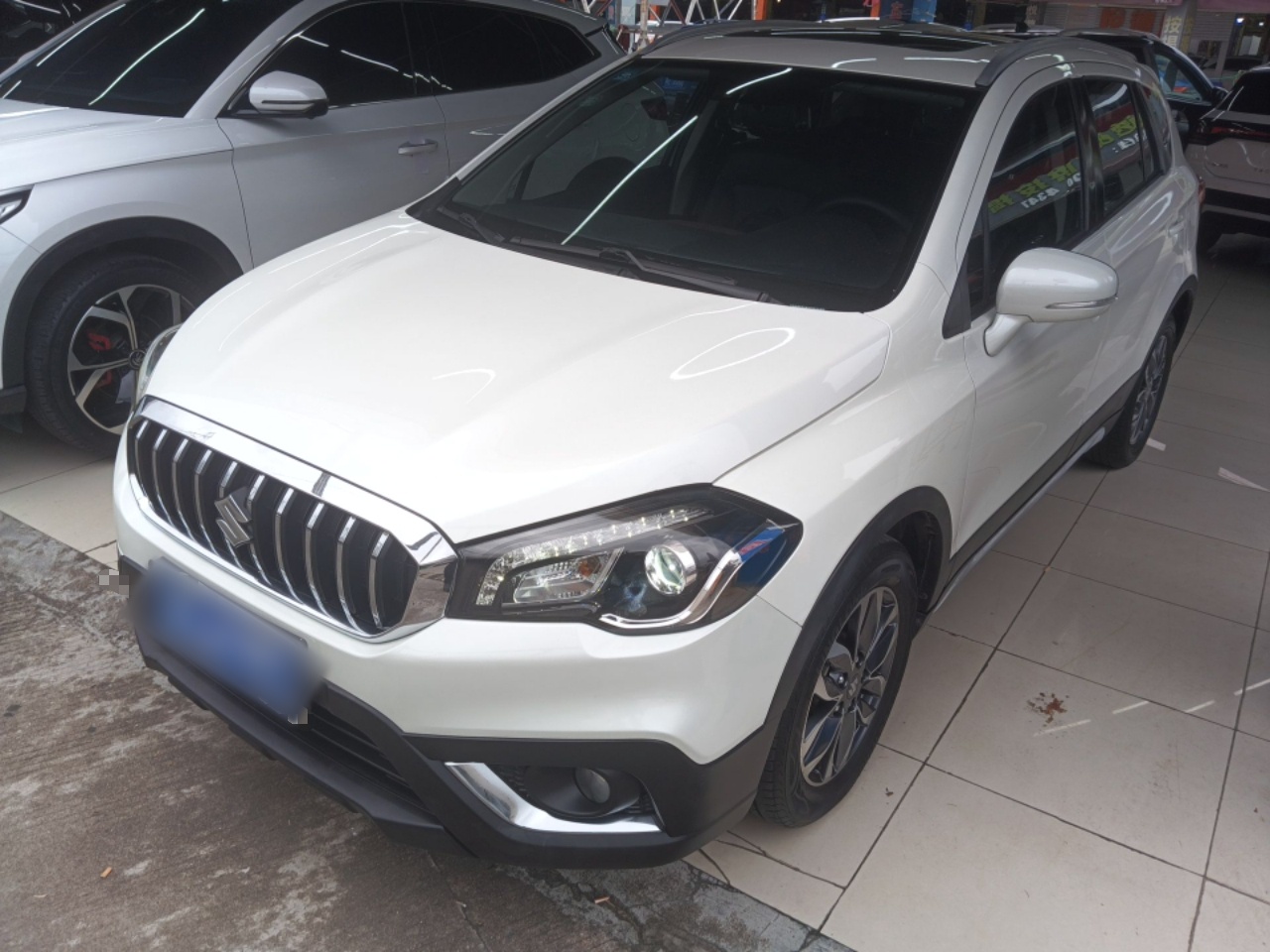 تحت مقدمة السيارة