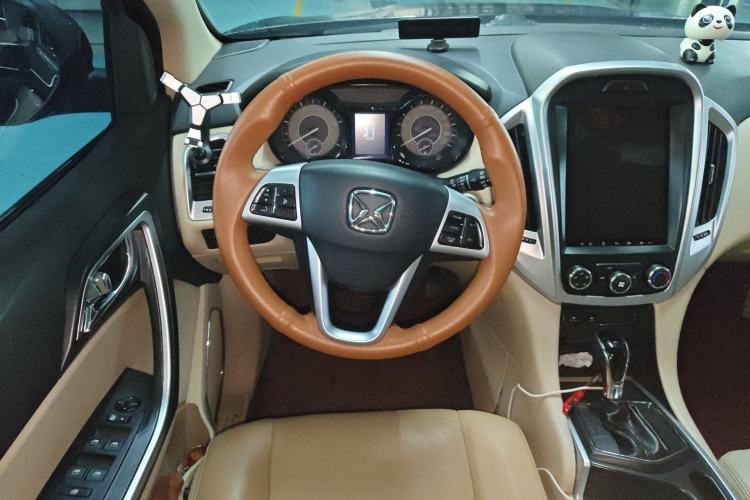 Used JMC Yusheng S350 2014 2.4T Automatic 2WD Diesel Luxury Version with Sunroof 5 Seats
