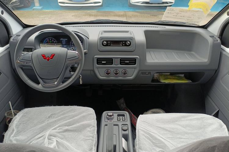 Used Wuling Yangguang 2024 300KM Comfort Version Passenger Van 75kW