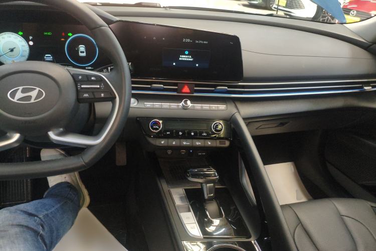 Used Hyundai Elantra 2023 1.5L CVT TOP Flagship Edition Center Console