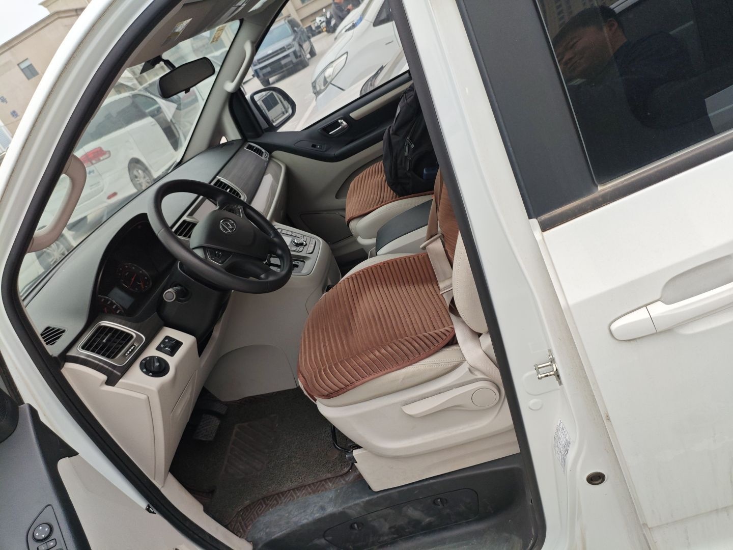 Переднее сиденье в автомобиле