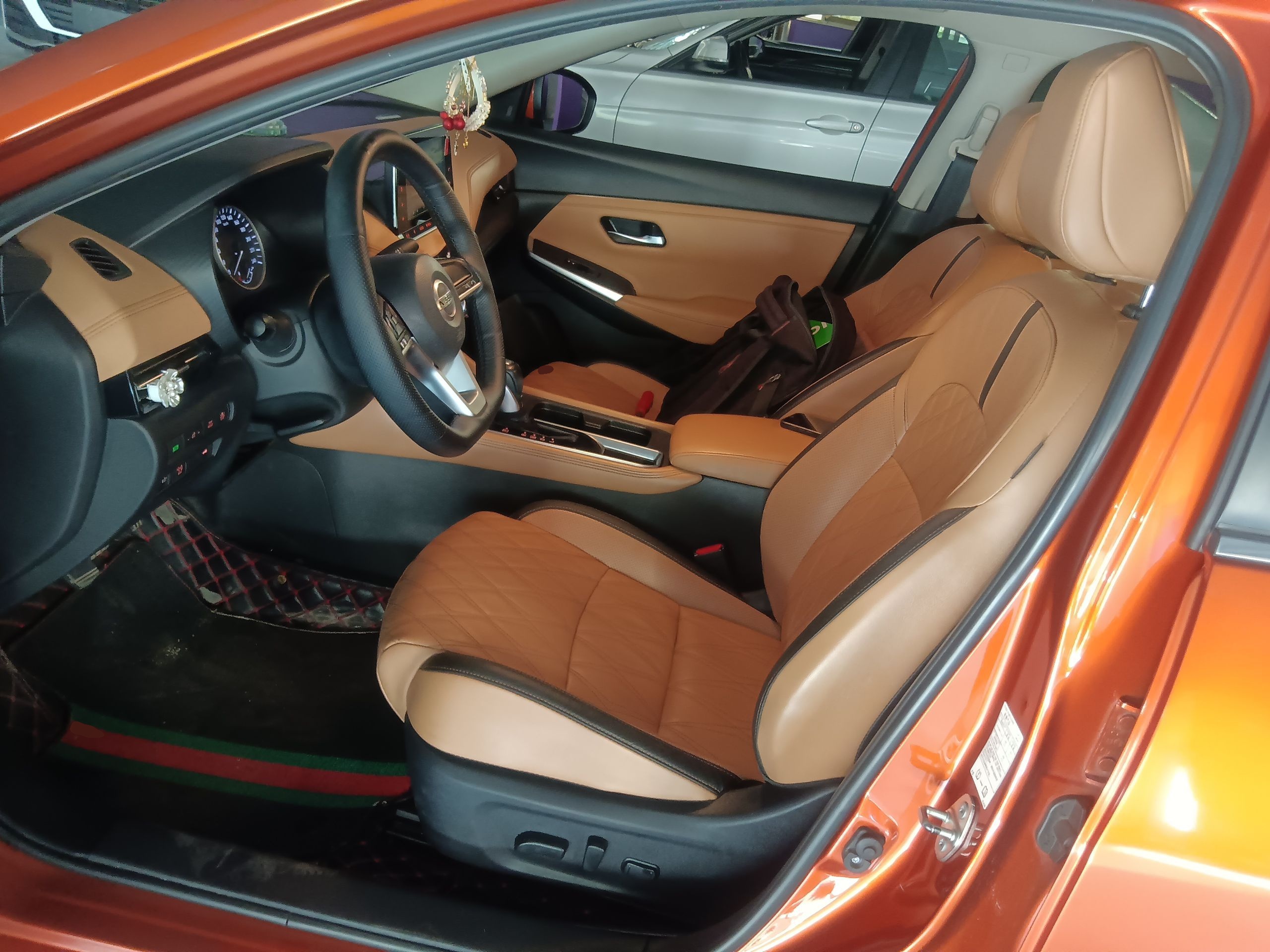 المقاعد الأمامية داخل السيارة