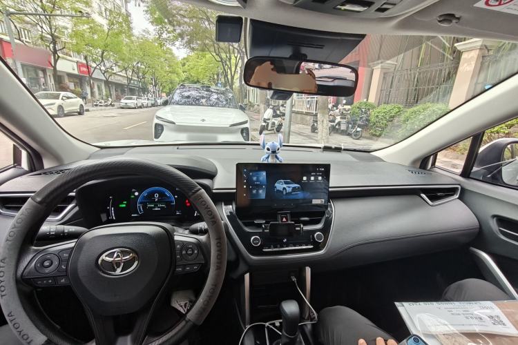 Used Toyota Corolla Cross 2024 2.0L Smart Electric Hybrid Dual-Engine Elite Edition Center Console