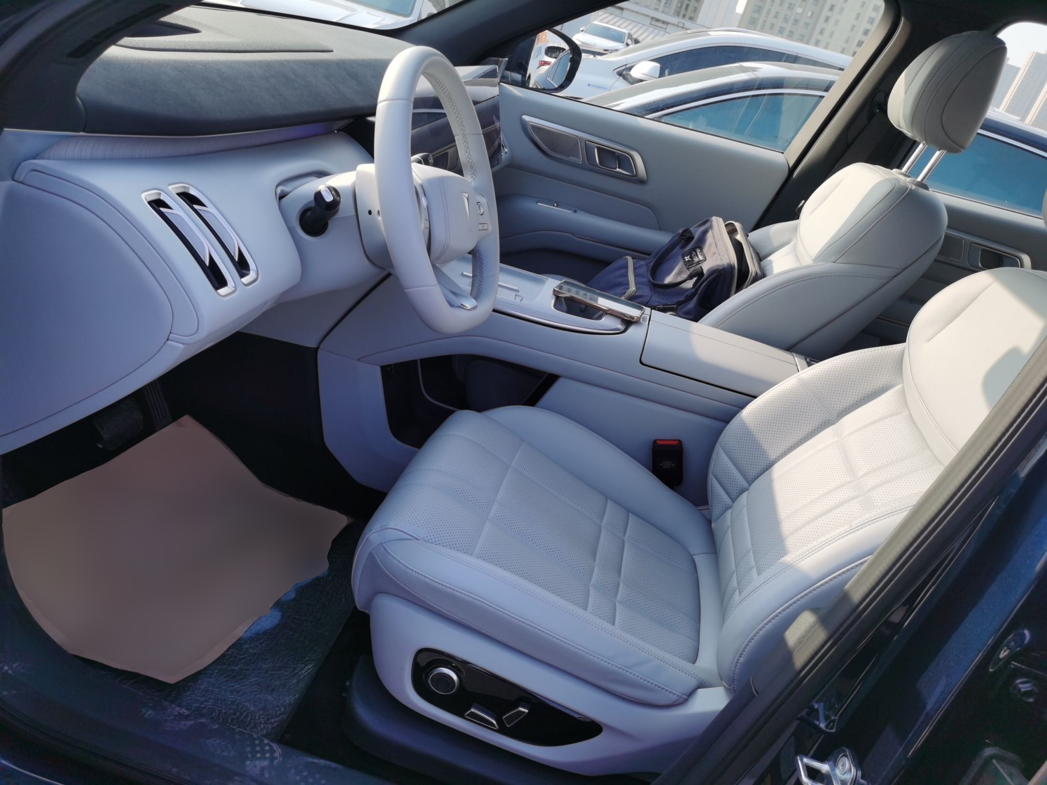 Переднее сиденье в автомобиле