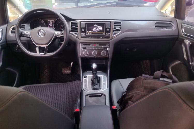 Used Volkswagen Golf Sportsvan 2018 230TSI Automatic Trend Edition Center Console