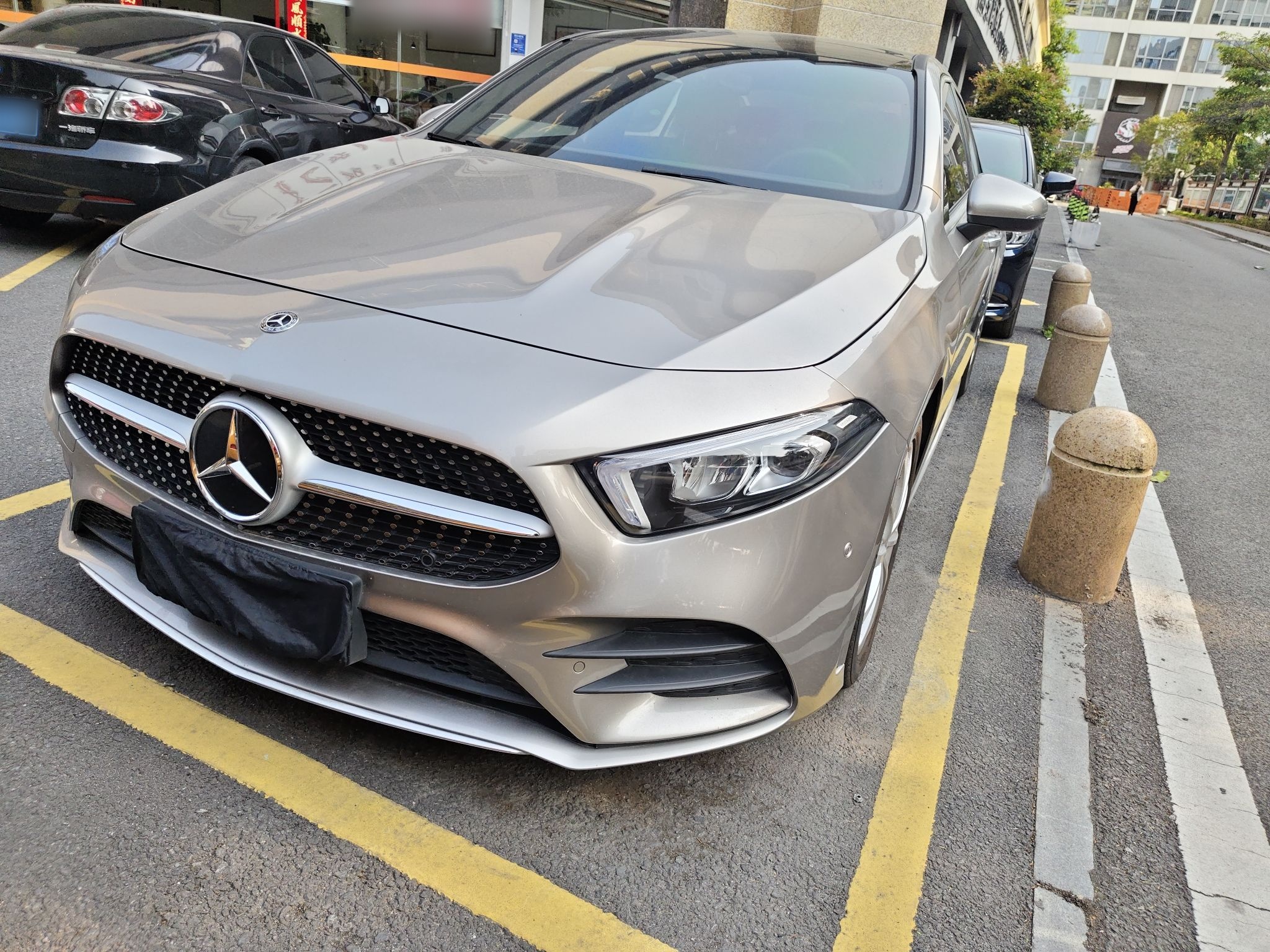 Под передней частью автомобиля