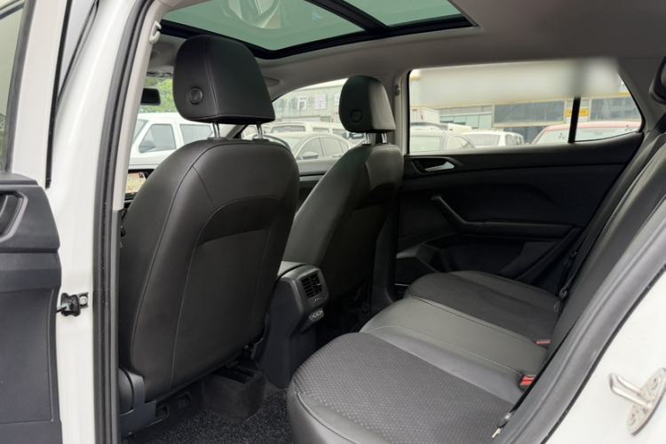 Used Volkswagen Tacqua 2020 1.5L Automatic R-Line Interior 4