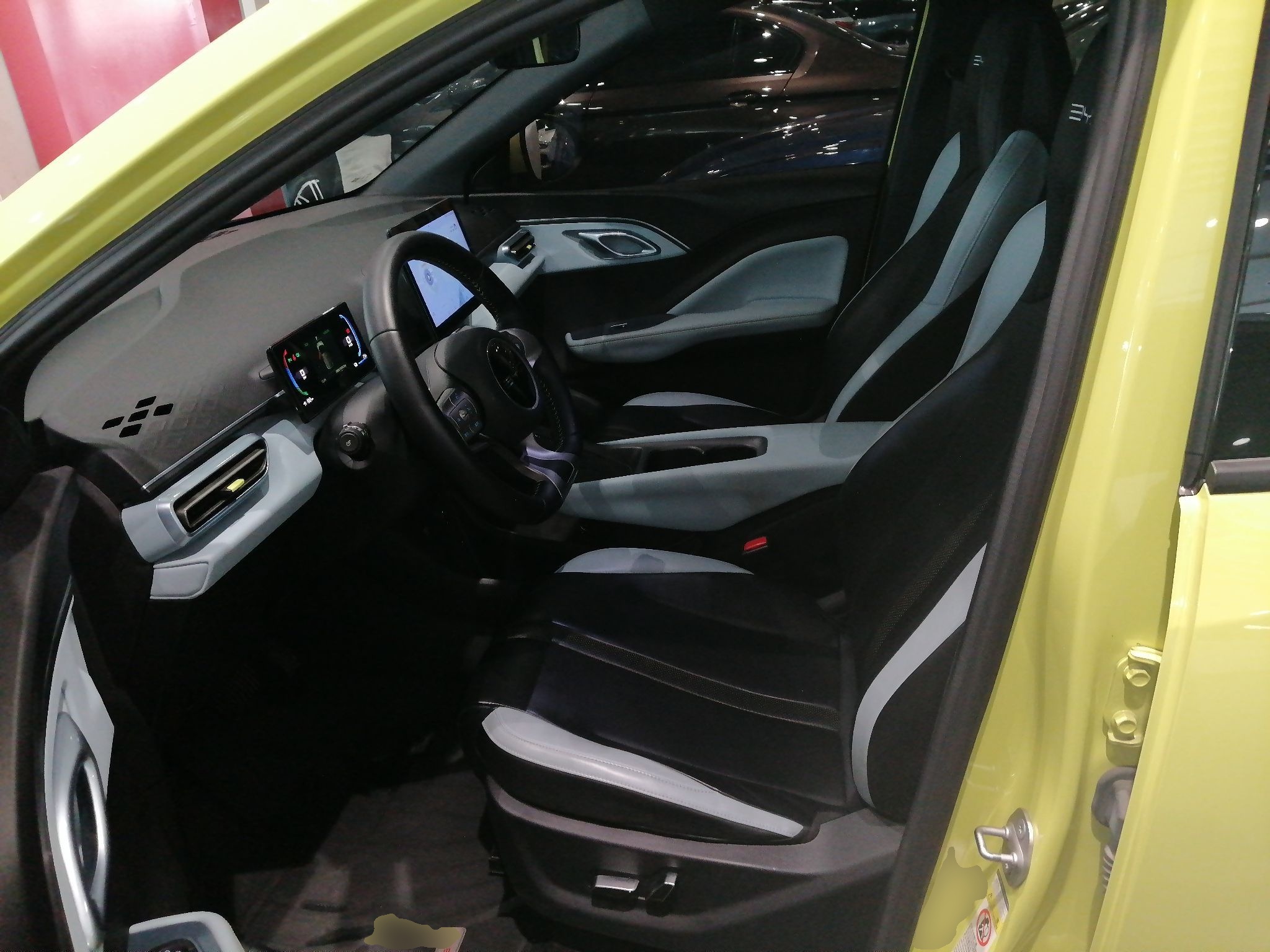 المقاعد الأمامية داخل السيارة