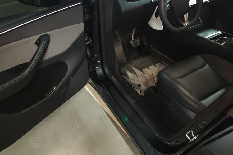 Used Tesla Model Y 2025 Rear-Wheel-Drive Version