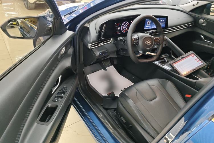 Used Hyundai Elantra 2021 1.5L CVT LUX Prestige Edition Driver Seat