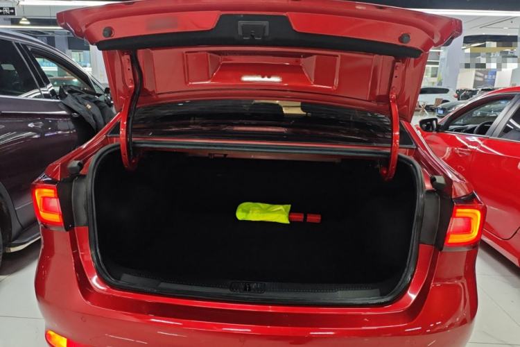 Used Roewe i5 2020 1.5L Automatic 4G Connect Luxury Flagship Edition Trunk