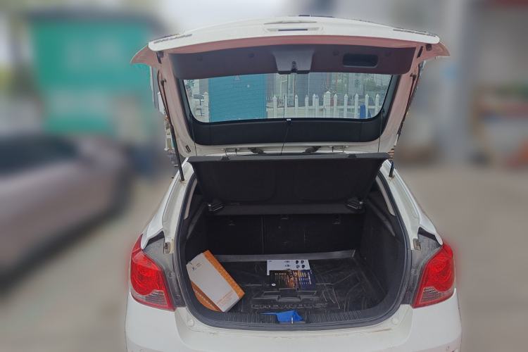 Used Chevrolet Cruze 2013 Hatchback 1.6L Manual Luxury Model Trunk