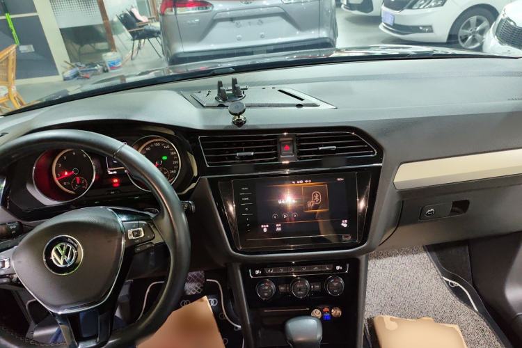 Used Volkswagen Tiguan L 2019 Revised 330TSI Automatic Two-Wheel Drive Smart & Luxury Edition China VI Standard