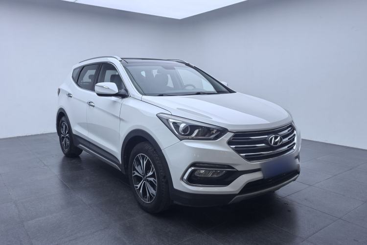 Used Hyundai Santa Fe 2017 2.0T Automatic Two-Wheel Drive Smart Version 7 Seats Exterior 2
