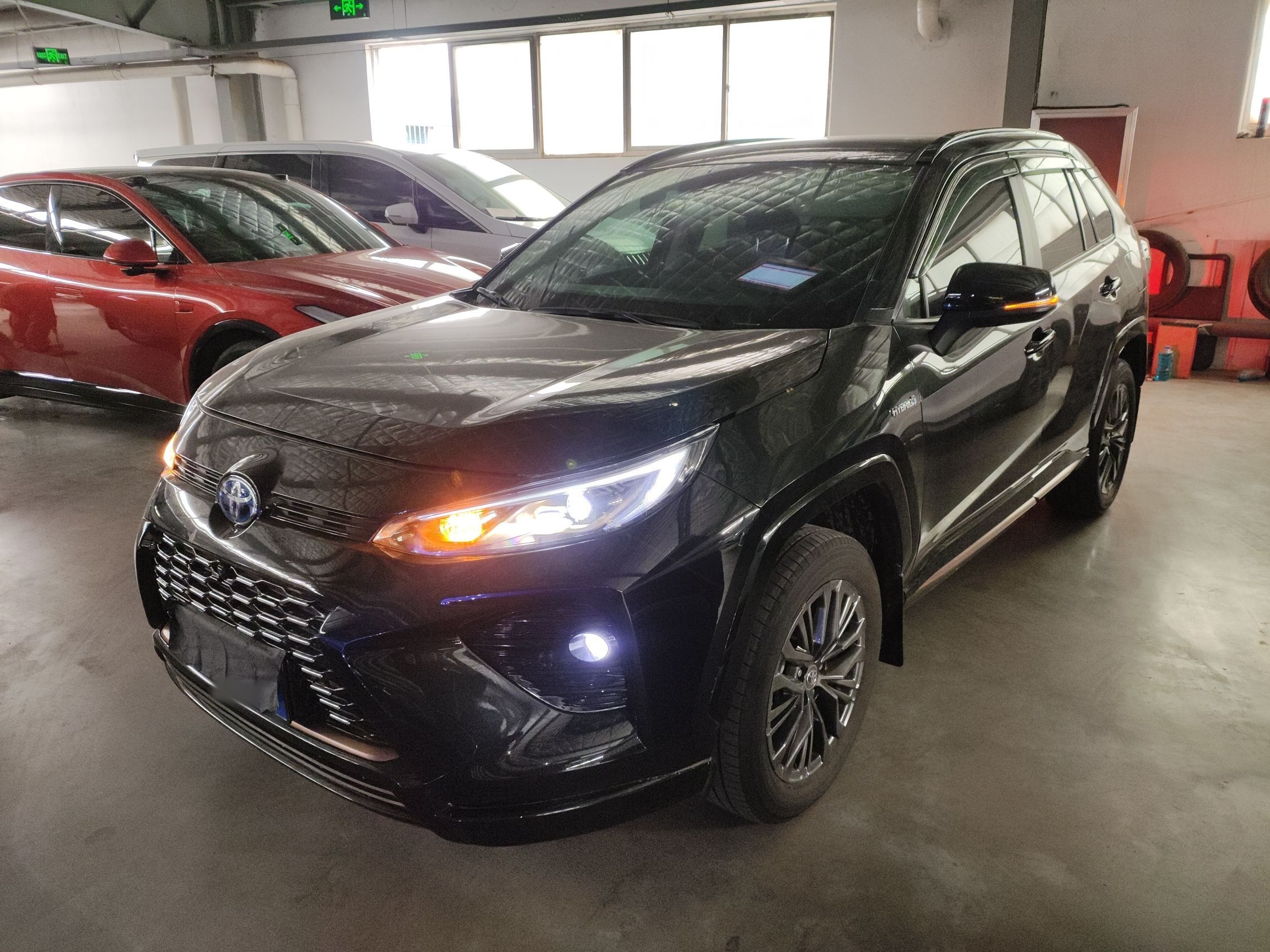 تحت مقدمة السيارة