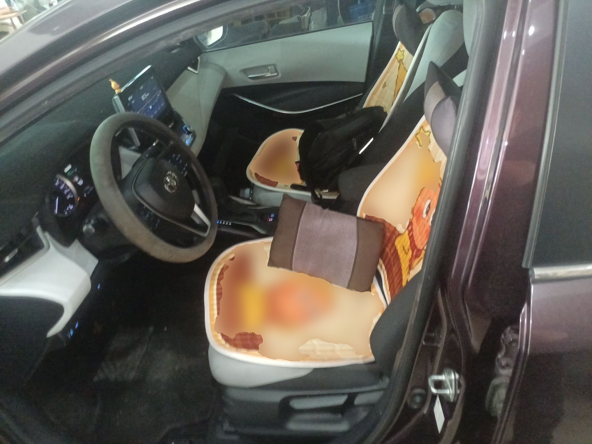 المقاعد الأمامية داخل السيارة