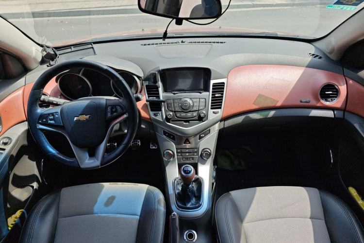 Used Chevrolet Cruze 2013 1.6L SE MT Center Console