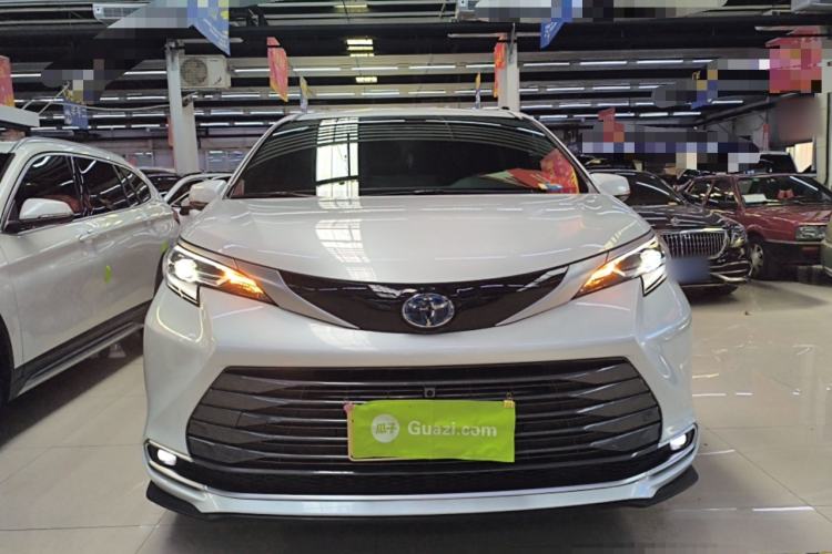 Used Toyota SIENNA 2023 2.5L Hybrid Deluxe Edition Front