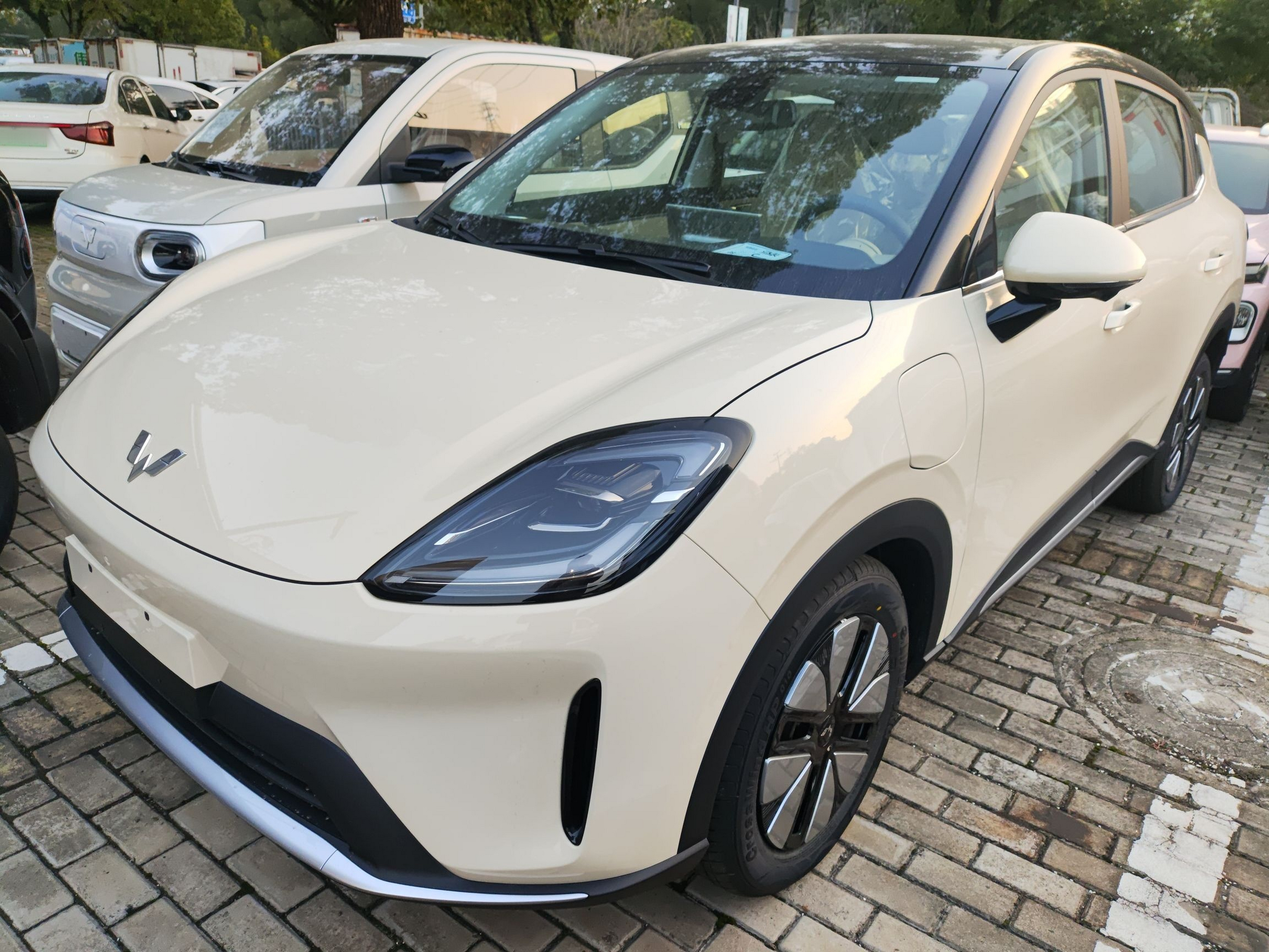Под передней частью автомобиля