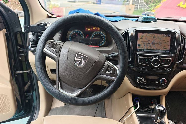 Used Baojun 730 2015 1.8L Manual Luxury Navigation ESP Version 7-seater
