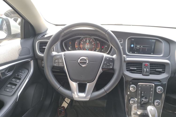 Used Volvo V40 2017 T3 Zhiyi Edition
