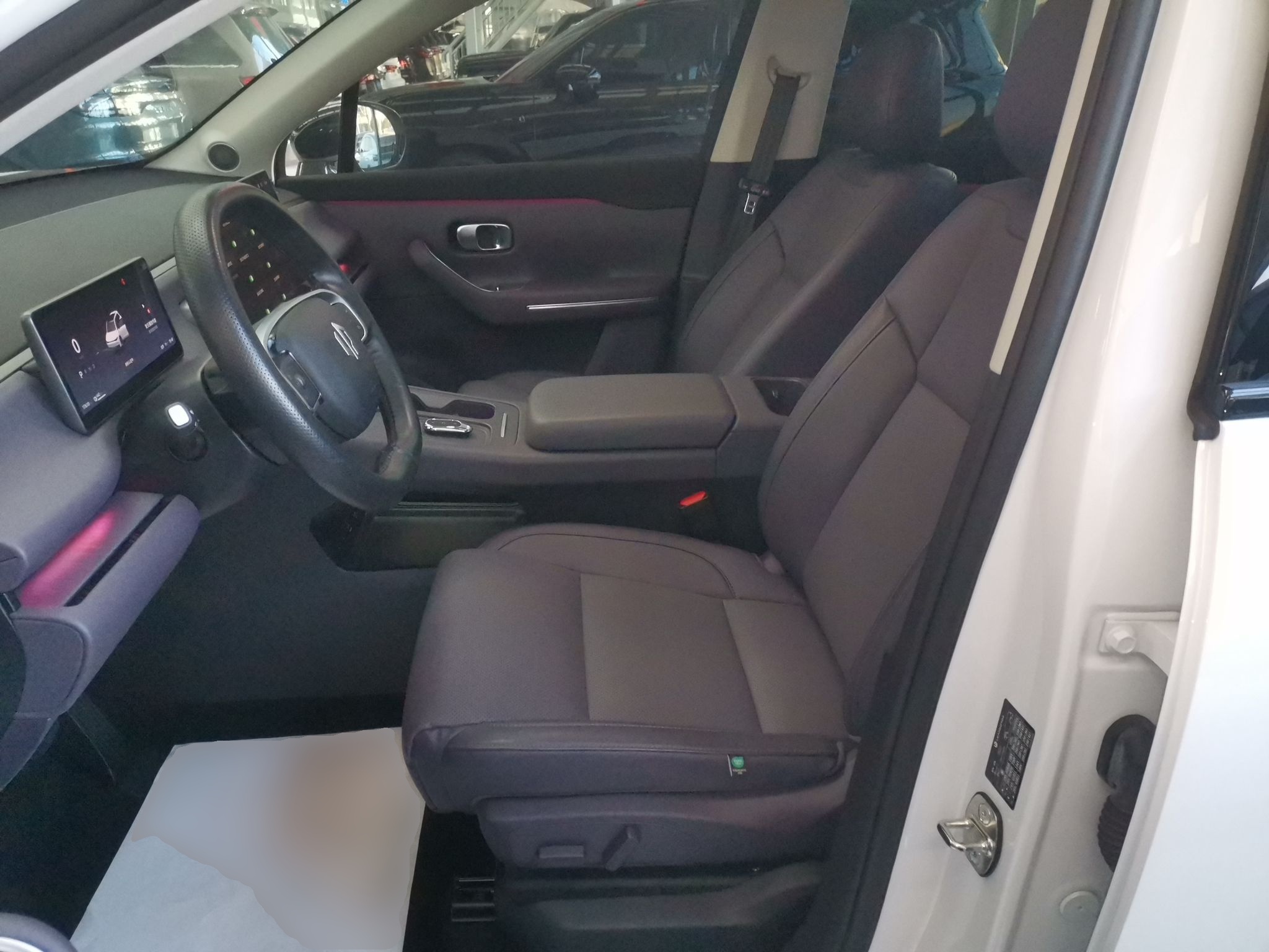 المقاعد الأمامية داخل السيارة