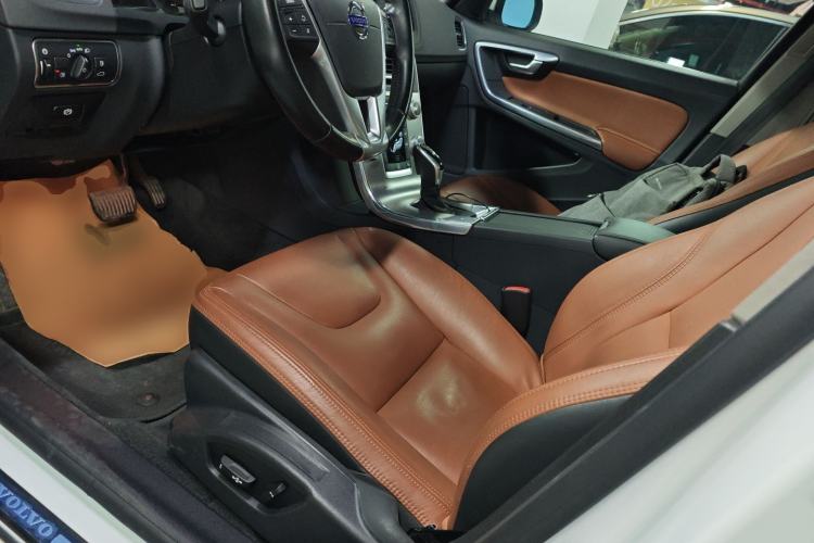 Used Volvo S60 2015 S60L 2.0T Zhiyuan Edition
