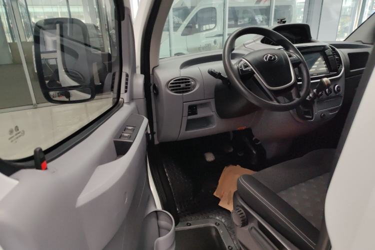 Used SAIC MAXUS Xintu V80 2023 2.0T Manual Classic Aoyuntong Short Wheelbase Ultra-Low Roof 5/6-Seater Driver Seat