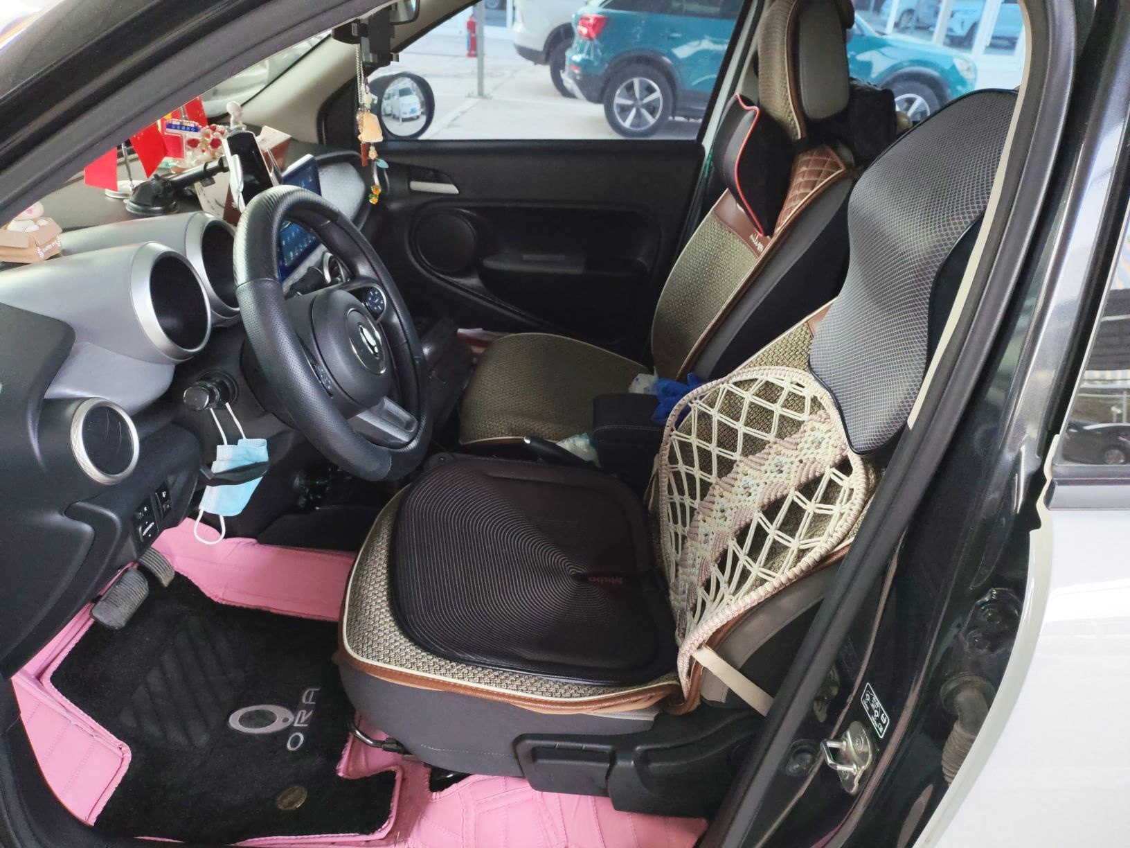 المقاعد الأمامية داخل السيارة