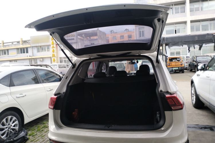 Used Volkswagen Tiguan L 2019 330TSI Automatic Two-Wheel Drive Luxury Edition China V Standard Trunk