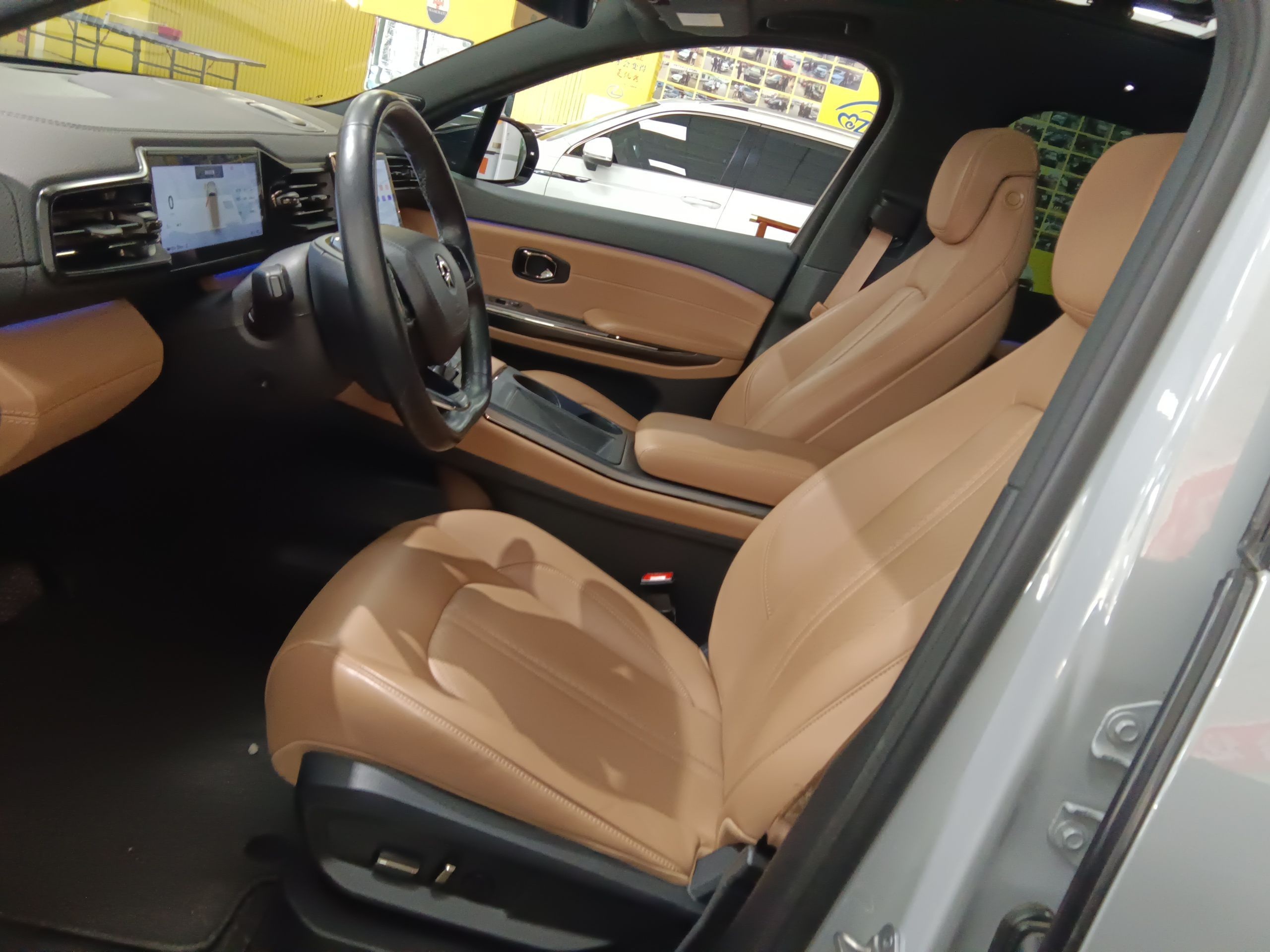 المقاعد الأمامية داخل السيارة