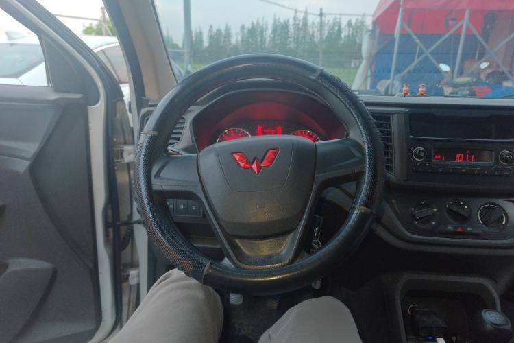 Used Wuling Hongguang V 2022 1.5L Jingqu Edition Electric-Assist LAR Steering Wheel